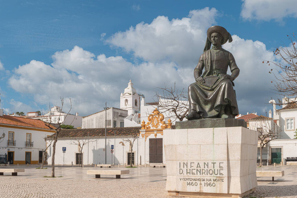 Statue of Infante Dom Henrique (Prince Henry) in the town square with town buildings to the rear, Lagos, Algarve, Portugal. - Foto, Bild