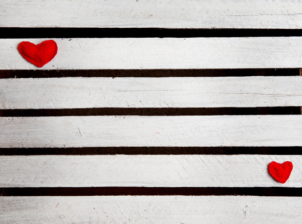 dvě červené srdce na bílém pozadí dřevěná - Fotografie, Obrázek