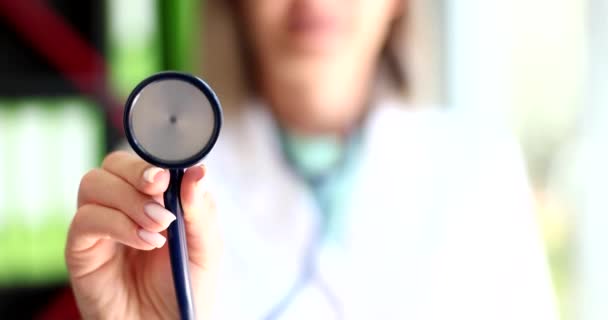 Vrouwelijke dokter met stethoscoop hoofd close-up 4k film slow motion. Professioneel consult met cardioloog concept  - Video