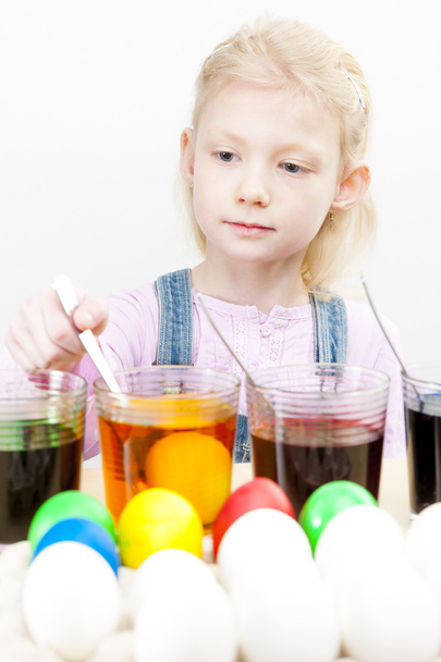 Little girl during Easter eggs coloration - 写真・画像