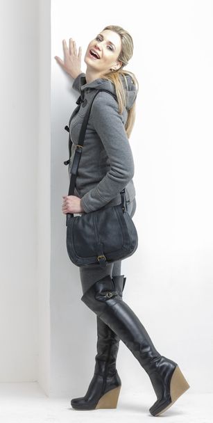 Mujer vestida con ropa gris
 - Foto, imagen