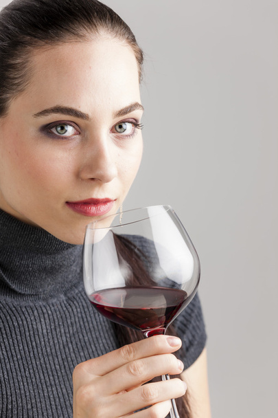 γυναίκα με ένα ποτήρι κόκκινο κρασί - Φωτογραφία, εικόνα
