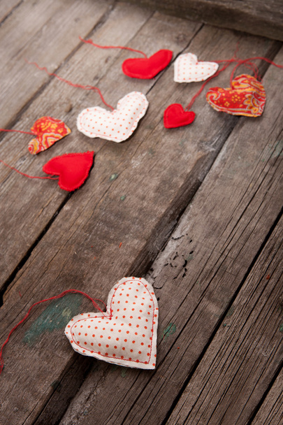 veel harten op houten achtergrond - Foto, afbeelding