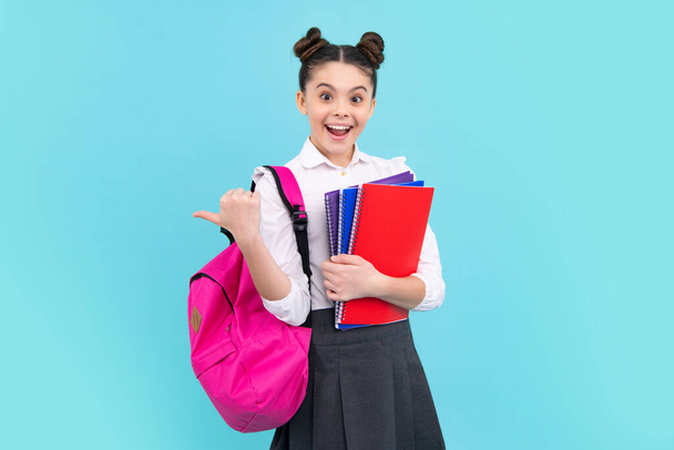 Ребенок школьного возраста 12, 13, 14 лет с книгой и тетрадью. Подростковая школьница на изолированном фоне. Концепция обучения и образования знаний. Счастливая девочка-подросток - Фото, изображение