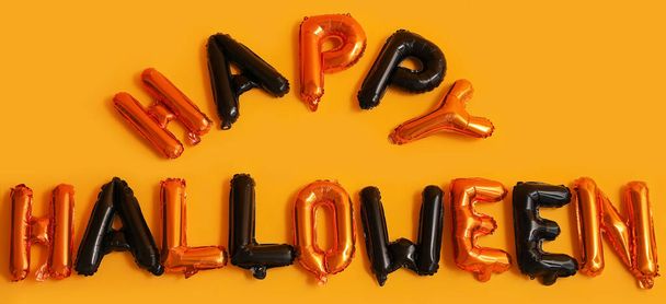 Tekst HAPPY HALLOWEEN z balonów na żółtym tle - Zdjęcie, obraz