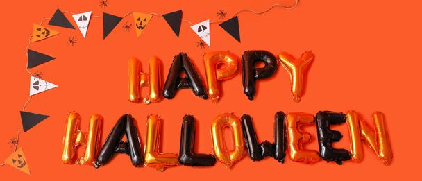 Tekst HAPPY HALLOWEEN gemaakt van ballonnen en decor op oranje achtergrond - Foto, afbeelding