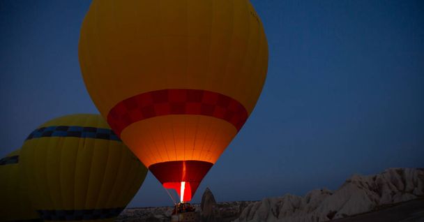 Hot air balloon flight over Cappadocia, Turkey, Goreme village, hot air balloon parade - Foto, afbeelding