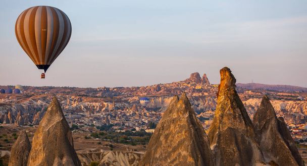 Volo in mongolfiera sulla Cappadocia, Turchia, villaggio di Goreme, parata in mongolfiera - Foto, immagini
