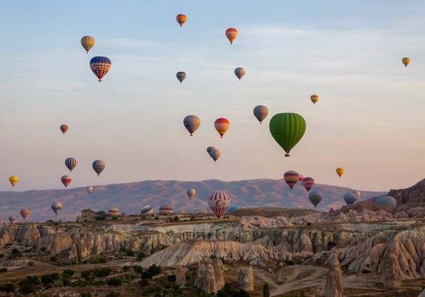 Πτήση αερόστατου θερμού αέρα πάνω από Καππαδοκία, Τουρκία, χωριό Goreme, παρέλαση αερόστατων θερμού αέρα - Φωτογραφία, εικόνα