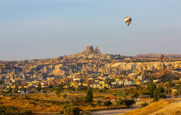 Hot air balloon flight over Cappadocia, Turkey, Goreme village, hot air balloon parade - Foto, Imagem