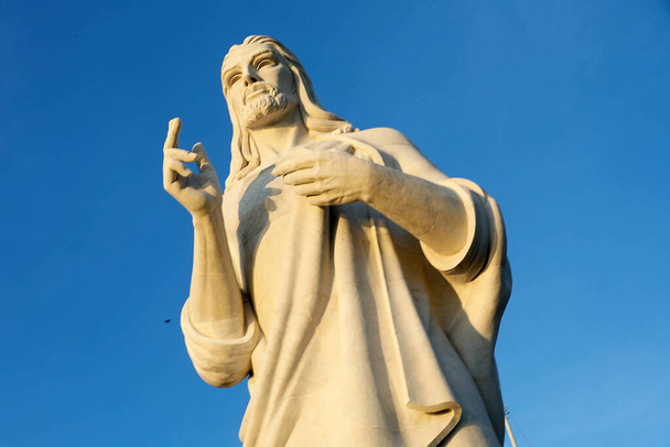 Kubańczyk, Kuba, Stolica Chrystusa Hawany duża rzeźba przedstawiająca Jezusa z Nazaretu na wzgórzu z widokiem na zatokę przez rzeźbiarkę Jilmę Maderę - Zdjęcie, obraz