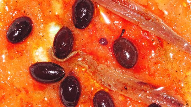 Ančovičky na lůžku z rajčat a černých oliv - Fotografie, Obrázek
