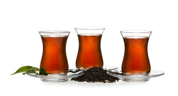 Tazas de té negro caliente sobre fondo blanco - Foto, Imagen