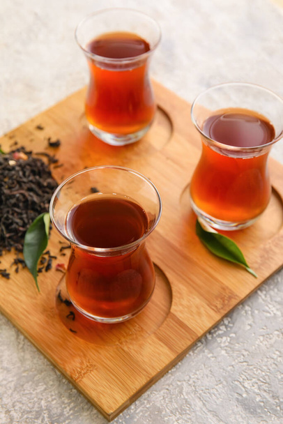 Fa tábla üveg csésze fekete tea világos háttér, közelkép - Fotó, kép