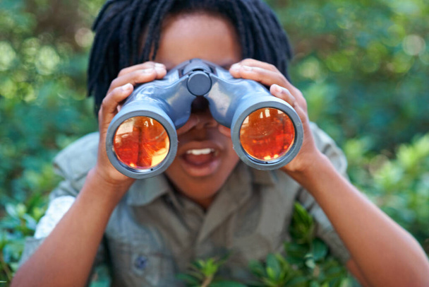 Připraven na pozorování ptáků. Mladý chlapec se dívá dalekohledem. - Fotografie, Obrázek