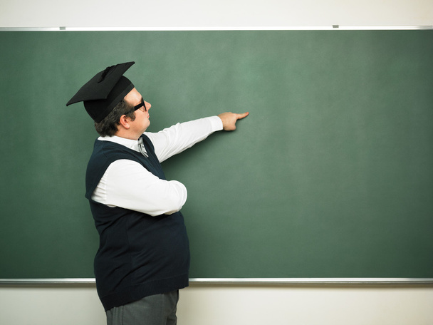Mannelijke nerd tonen op blackboard - Foto, afbeelding