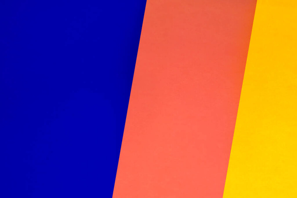 Résumé Fond composé de tons sombres et clairs de pourpre jaune orange bleu pour créer un design de couverture créatif trois fois - Photo, image