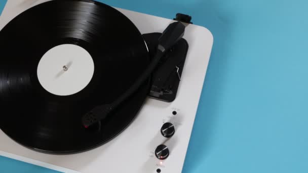 Plattenspieler aus Vinyl mit Platte. Schallplattenspieler. Retro-Soundtechnik zum Abspielen von Musik - Filmmaterial, Video
