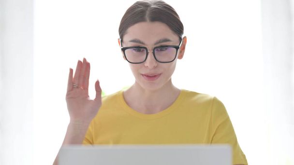 Retrato de mujer joven hablando en videollamada en el ordenador portátil - Foto, imagen