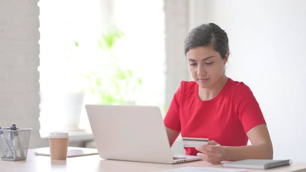 Mujer india joven haciendo el pago en línea con éxito en el ordenador portátil - Foto, imagen