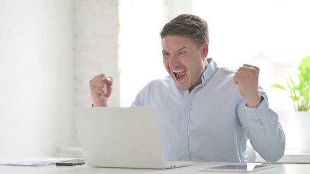 Middeleeuws Man gevoel boos tijdens het gebruik van laptop - Foto, afbeelding