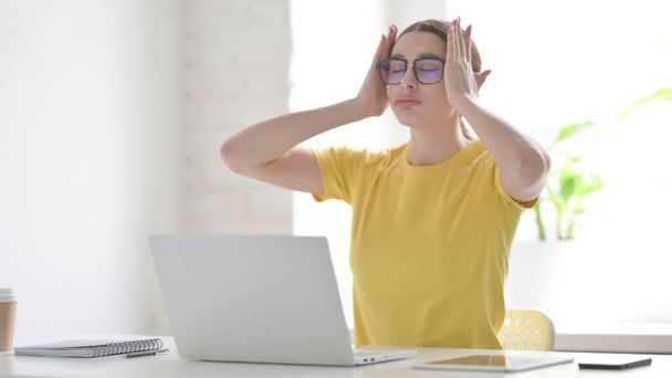 Giovane donna si sente deluso durante l'utilizzo del computer portatile - Foto, immagini