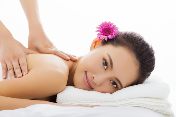 jonge vrouw in spa salon massage krijgen - Foto, afbeelding