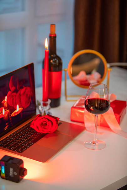 copo de vinho com caixa de presente na frente do laptop on-line namoro conceito - Foto, Imagem