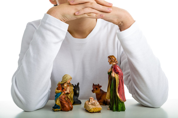 Ένα αγόρι προστατεύει η Αγία οικογένεια σε ένα παχνί Χριστούγεννα χρησιμοποιώντας του han - Φωτογραφία, εικόνα