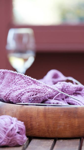 Шаблоны историй с проектом вязания женского розового свитера в разработке. Уютная домашняя атмосфера с бокалом белого вина на заднем плане, копировальное пространство. Формат смартфона для обоев - Фото, изображение