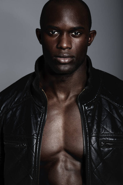 Confianza masculina. Un hombre africano guapo modelando ropa en el estudio - Foto, Imagen