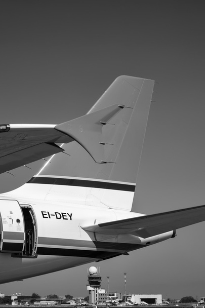 Letadlo na přistávací dráhu a letové kontrolní věž - Fotografie, Obrázek