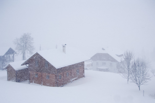 Alppikylä lumessa
 - Valokuva, kuva