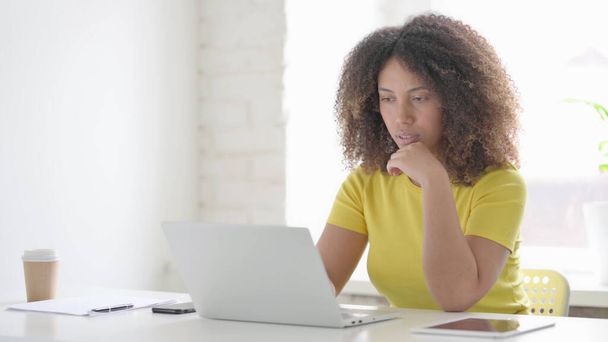 Fiatal afrikai nő Gondolkodás használata közben Laptop - Fotó, kép