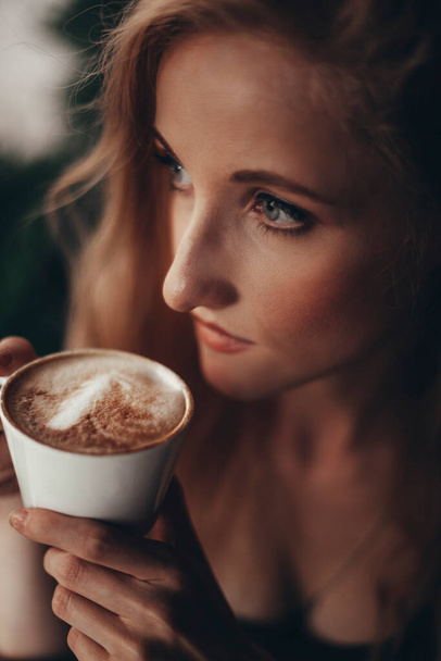 Piękna kobieta w kawiarni - Zdjęcie, obraz