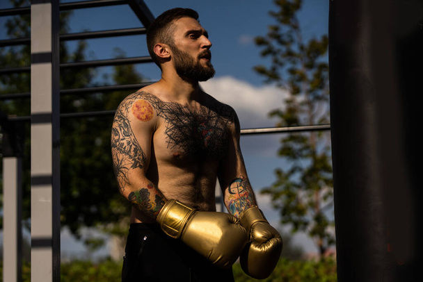 молодий голий боксер носить захисні рукавички
 - Фото, зображення