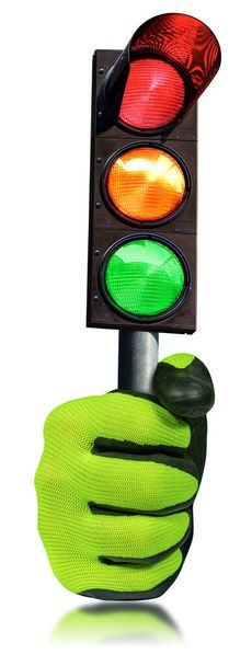 Mano con guante de trabajo protector, sosteniendo un semáforo, con las tres luces encendidas, verde, naranja y rojo. Aislado sobre fondo blanco y reflejos. - Foto, Imagen