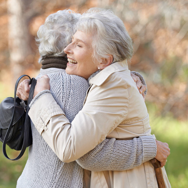 Дружба це побудовано надовго. Обрізаний вид на двох старших жінок, що обіймають один одного
 - Фото, зображення