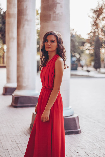Piękna kobieta w czerwonej sukni sunset portret - Zdjęcie, obraz