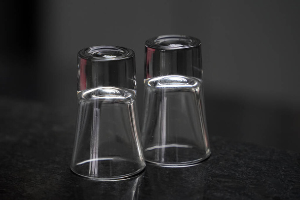 leeg omgekeerde drank klein glazen detail stop drinkconcept - Foto, afbeelding
