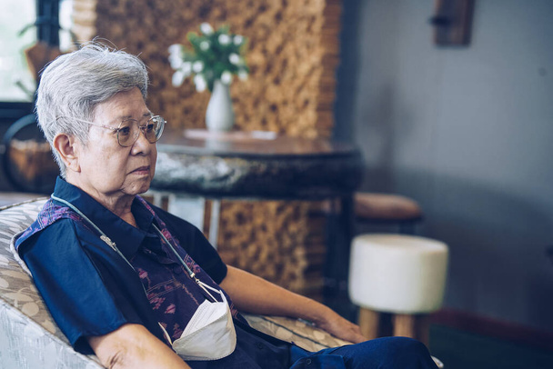 anziana anziana anziana anziana donna rilassante in soggiorno. stile di vita pensionamento maturo - Foto, immagini