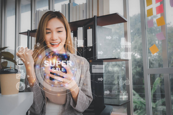 Kara Cuma indirimli indirimli tüketici malları aldıktan sonra mobil ödemeleri internet üzerinden kullanarak mutlu Asyalı kadın deneyimi. Siber güvenlik İnternet ve ağ oluşturma kavramı - Fotoğraf, Görsel