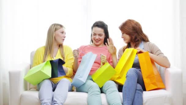 smiling teenage girls with many shopping bags - Metraje, vídeo
