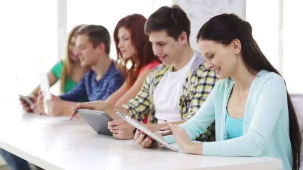 uśmiechający się studentów z komputera typu tablet w szkole - Materiał filmowy, wideo