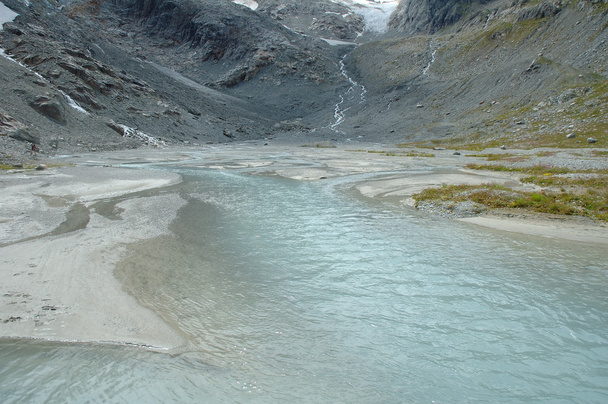 Gill in vallei in de buurt gletsjer van de Alpen in Zwitserland - Foto, afbeelding