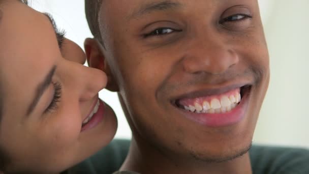 Feliz pareja afroamericana y caucásica sonriendo - Imágenes, Vídeo