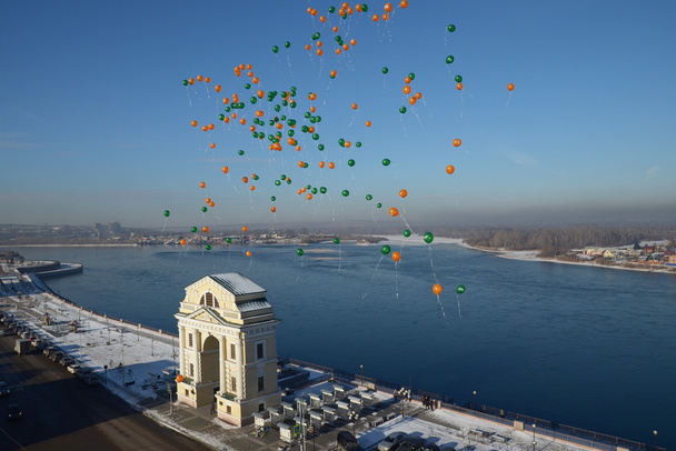 Balony na tle bramy Moskwy w dzień słoneczny zimowy. Irkuck - Zdjęcie, obraz