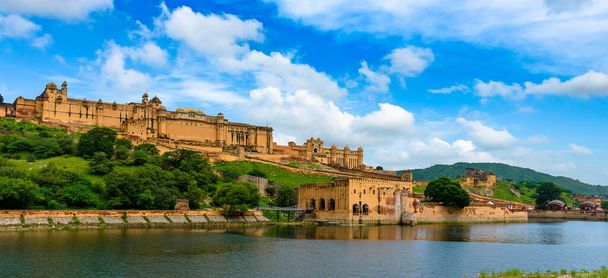 Pohled z Amer Fort nebo Amber Fort je pevnost se nachází v Amer, Rajasthan, Indie. Město Amer a Amber Fort byly původně postaveny Raja Man Singh. - Fotografie, Obrázek
