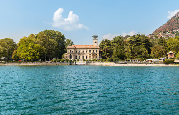 Vista de la Villa Erba, hoy Villa Gastel-Visconti, desde el Lago de Como, Cernobbio, Lombardía, Italia - Foto, imagen