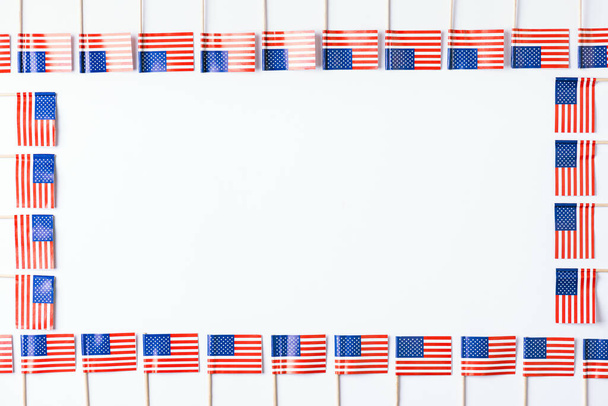 Il 4 luglio, giorno dell'indipendenza americana. Independence day frame realizzato con bandiera Usa su sfondo bianco. Layout piatto, vista dall'alto, spazio di copia - Foto, immagini